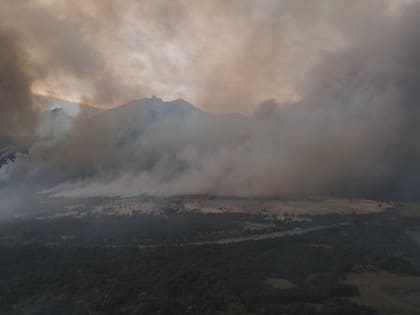 El incendio avanza desde el lago Rivadavia hacia Cholila.