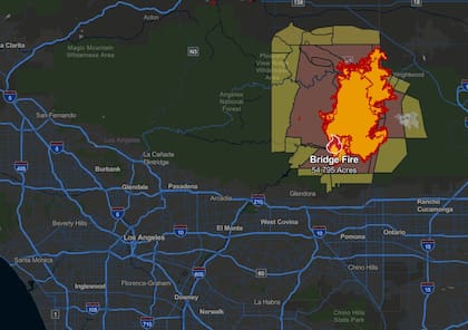 El incendio Bridge es el más grande y feroz de los tres cercanos a Los Ángeles