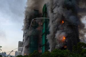 El incendio de alta intensidad azotó un complejo residencial del distrito de Tai Po