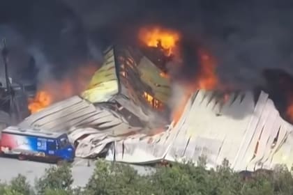 El incendio de cinco alarmas comenzó el jueves y movilizó a cerca de 200 bomberos