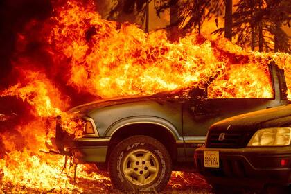 El incendio de Dixie ya es el sexto más grande en la historia del estado de California y aún se propaga gracias a los fuertes vientos y la sequedad del ambiente