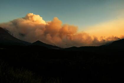 El incendio de los lagos Martin y Steffen avanzó ayer por la noche por el Cañadón de la Mosca y llego a la ruta 40.