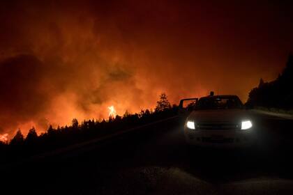 El incendio de los lagos Martin y Steffen avanzó ayer por la noche por el Cañadón de la Mosca y llego a la ruta 40.
