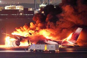 Cómo escaparon a tiempo los 367 pasajeros del avión que se convirtió en una bola de fuego en Japón