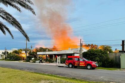 El incendio del restaurante que generó que Joaquín decidiera crear un cuerpo de bomberos en José Ignacio. "Fue estar ahí y no poder hacer más que ver cómo todo tu trabajo de años se iba consumiendo, ves pasar toda su historia delante, todo lo que hiciste en el lugar. Con la policía que no dejaba ingresar a nadie, había computadoras, papeles, cosas para sacar, ¡el fuego aún estaba lejísimo!"