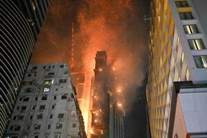Masivo incendio de un rascacielos en construcción en Hong Kong