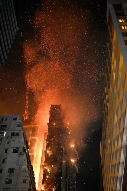 El incendio en el edificio en Hong Kong. (Peter PARKS / AFP)