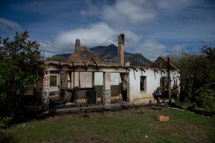 El incendio en El Hoyo y Las Golondrinas consumió más de 200 viviendas