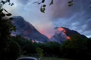 No cede el fuego en una zona de bosques de la Patagonia y se amplía el operativo para controlarlo
