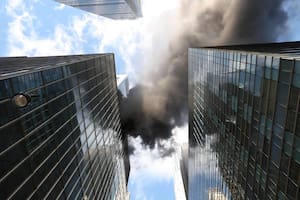Una gran columna de humo sale de un edificio en Manhattan