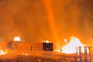 Un incendio en una planta de residuos generó un impactante tornado de fuego