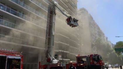 El incendio en una torre de Palermo generó un amplio despliegue de bomberos y ambulancias