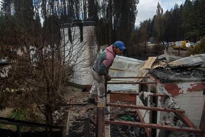El incendio forestal en la zona de Las Golondrinas, en cercanías de El Bolsón, consumió decenas de viviendas