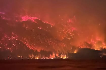 El incendio forestal se inició ayer a la tarde en un sector conocido como Primera Cantera y se expandió sin freno