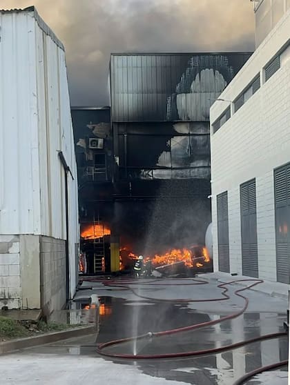 El incendio generó serios daños materiales, según fuentes consultadas