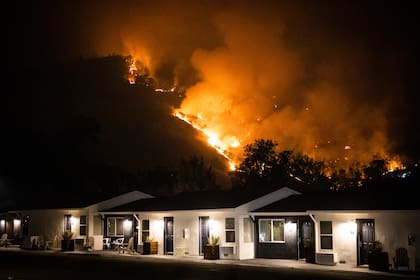 El incendio Glass Fire arde sobre Calistoga, California, cerca de las residencias el martes 29 de septiembre de 2020.