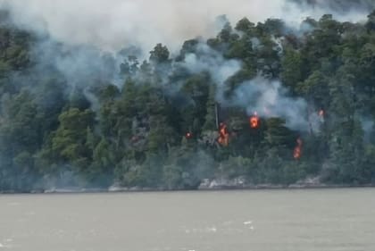 El incendio sobre el Brazo Tristeza del lago Nahuel Huapi empezó esta madrugada