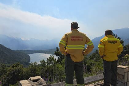 El incendio visto desde el punto panorámico del Lago Steffen