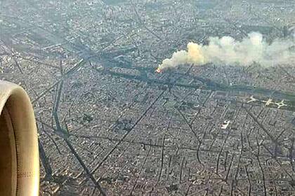 El incendio, visto desde un avión que sobrevolaba París
