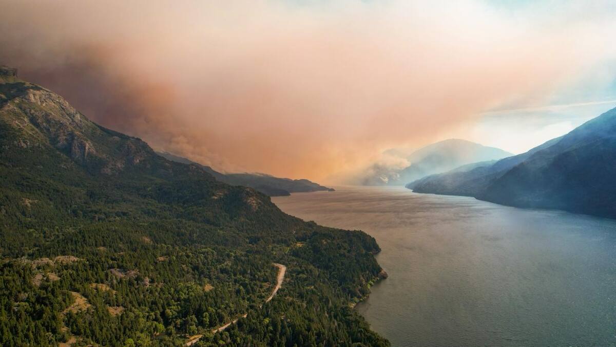 O fogo ainda está ativo no Parque Nacional Los Alerces e se aproxima de áreas povoadas O fogo ainda está ativo no Parque Nacional Los Alerces e se aproxima de áreas povoadas
