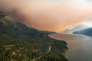 Sigue activo el fuego en el Parque Nacional Los Alerces y se acerca a zonas pobladas