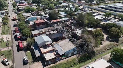 El incendio y las reiteradas explosiones en el depósito produjeron heridos y afectaron las casas vecinas