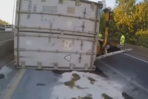 Cayó un contenedor que transportaba 25 toneladas de pollo congelado en la autopista Buenos Aires-La Plata