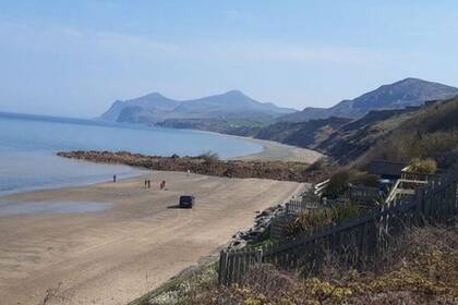 El incidente ocurrió en Nefyn, un pueblo en la costa noroeste de Gales, donde se desplomaron una gran cantidad de rocas y tierra que ocasionaron la destrucción de los jardines de las casas residenciales ubicadas en la cima del acantilado