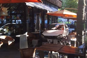 Chocaron dos autos en una zona de restaurantes: un vehículo se subió a la vereda y quedó frenado entre las mesas