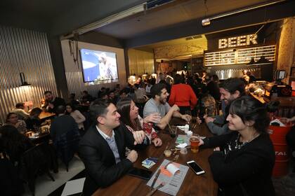 El incipiente polo gastronómico se desarrolla sobre cinco cuadras de Crámer, entre las calles Pedro Rivera y Tamborini