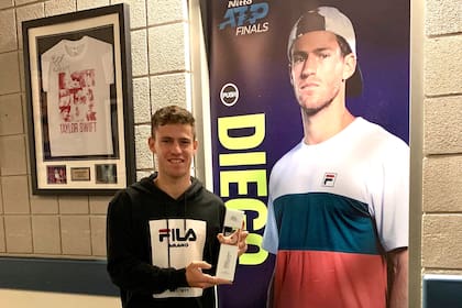 Diego Schwartzman, durante el Masters de Londres, con el trofeo que le entregó la ATP por haber alcanzado el Top Ten.