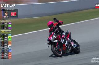 Se quedó saludando al público y perdió el podio en el MotoGP de Catalunya