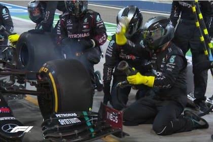 El increíble error de Mercedes con su piloto George Russell en el momento de uno de los cambios de neumáticos