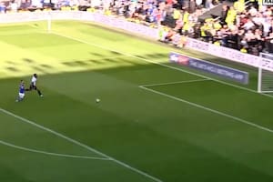 Tenía el arco libre, pero se lo perdió en tiempo de descuento: la jugada más insólita en el ascenso inglés