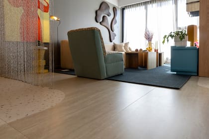 El increíble resultado de las piezas de 80x160 cm –formato lanzamiento– en Nuance Natural. Como casi no hay juntas, el efecto continuo se explota al máximo.