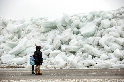 Los vientos empujaron el hielo y crearon una especie de tsunami