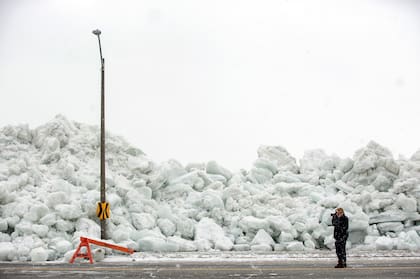 Enorme pared de hielo formada sobre la costa