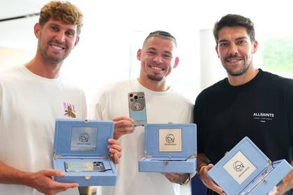 John Stones, Kalvin Philips y Stefan Ortega, con sus nuevos teléfonos móviles