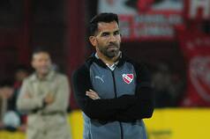 Tevez, por ahora, se queda en Independiente: recibió el apoyo de Bochini, pero hay motivos que podrían empujarlo a marcharse