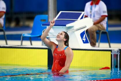 El índice al cielo en memoria de su abuela; la figura de la persona que la crió A Delfina Pignatiello está siempre presente