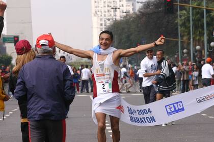 El Indio Oscar Cortínez nació el 4 de agosto de 1973 y fue ocho veces campeón argentino de maratón. En la imagen, su último triunfo en Buenos Aires (2004). Además, participó en Sydney 2000.