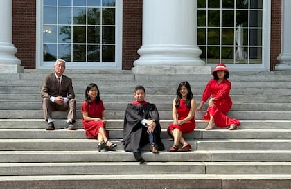 El indonesio Ferrand Widjaya posa para las fotos en la Universidad de Harvard, junto a su familia.
