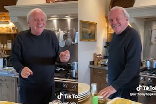 El divertido video de Anthony Hopkins que lo muestra a puro baile en la cocina de su casa