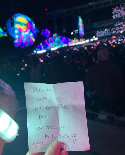 El inesperado mensaje que recibieron Gime Accardi y Nico Vázquez durante su paso por el show de Coldplay