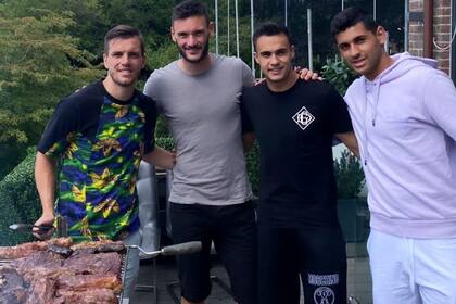 El infaltable asado para Hugo en Londres, rodeado por Lo Celso y Cuti Romero, y junto a ellos el defensor español Sergio Reguilón