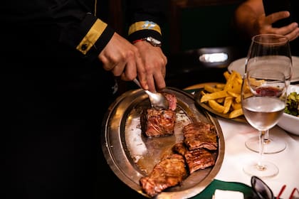 El infaltable corte con cuchara de la carne, una idea que nació en este lugar