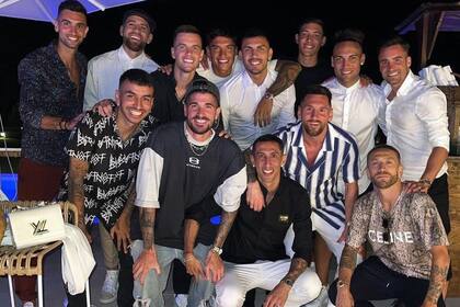 ¿El infiltrado, el campeón N° 27? Ibiza, verano europeo de 2022: todos los futbolistas de la foto -salvo Lo Celso y Joaquín Correa, que se lesionaron en la antesala de Qatar- se coronaron en Doha