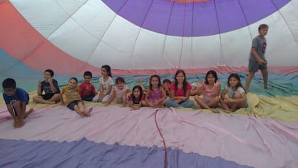 El inflado del globo aerostático es uno de los momentos más esperados en Chacra de Monte.