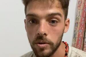 El influencer debió salir escoltado por la Policía local ya que un grupo de personas no estaba de acuerdo con la forma en la que realizó la donación de los rodados a la comunidad de Misión Chaqueña