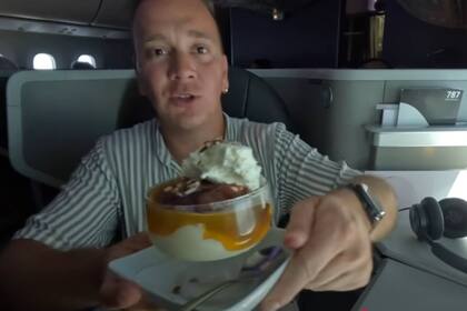 El influencer destacó la calidad del menú que disfrutó a bordo